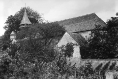 Leglise-depuis-le-jardin-du-prieure