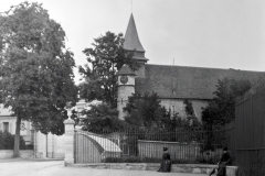 devant-l-ancienne-e-glise-unblurred