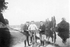 Croissy-sur-Seine-Yvelines-Garcon-apprenant-faire-du-velo-copie